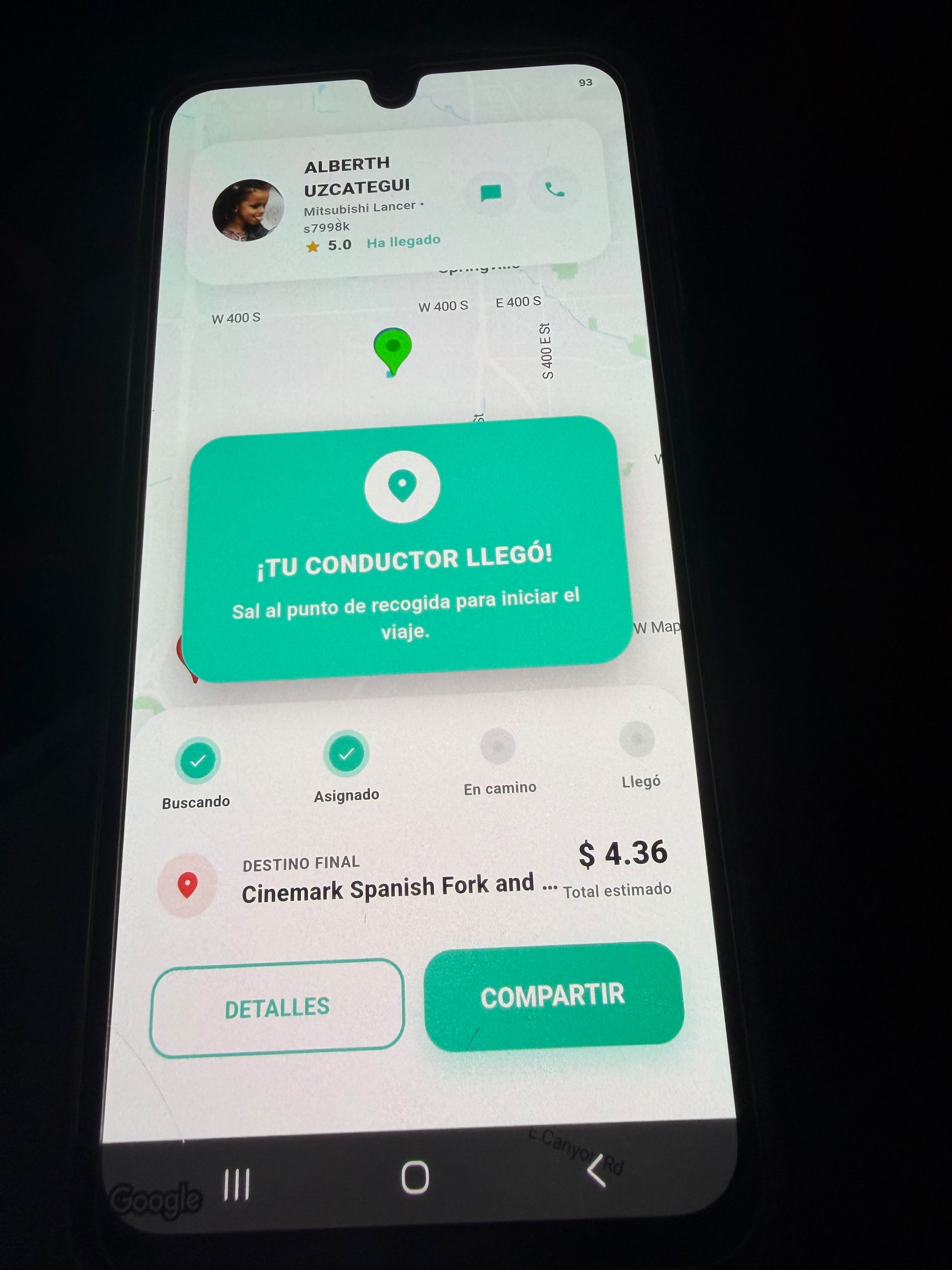 Aplicación Veluzo mostrando que el conductor llegó al punto de recogida