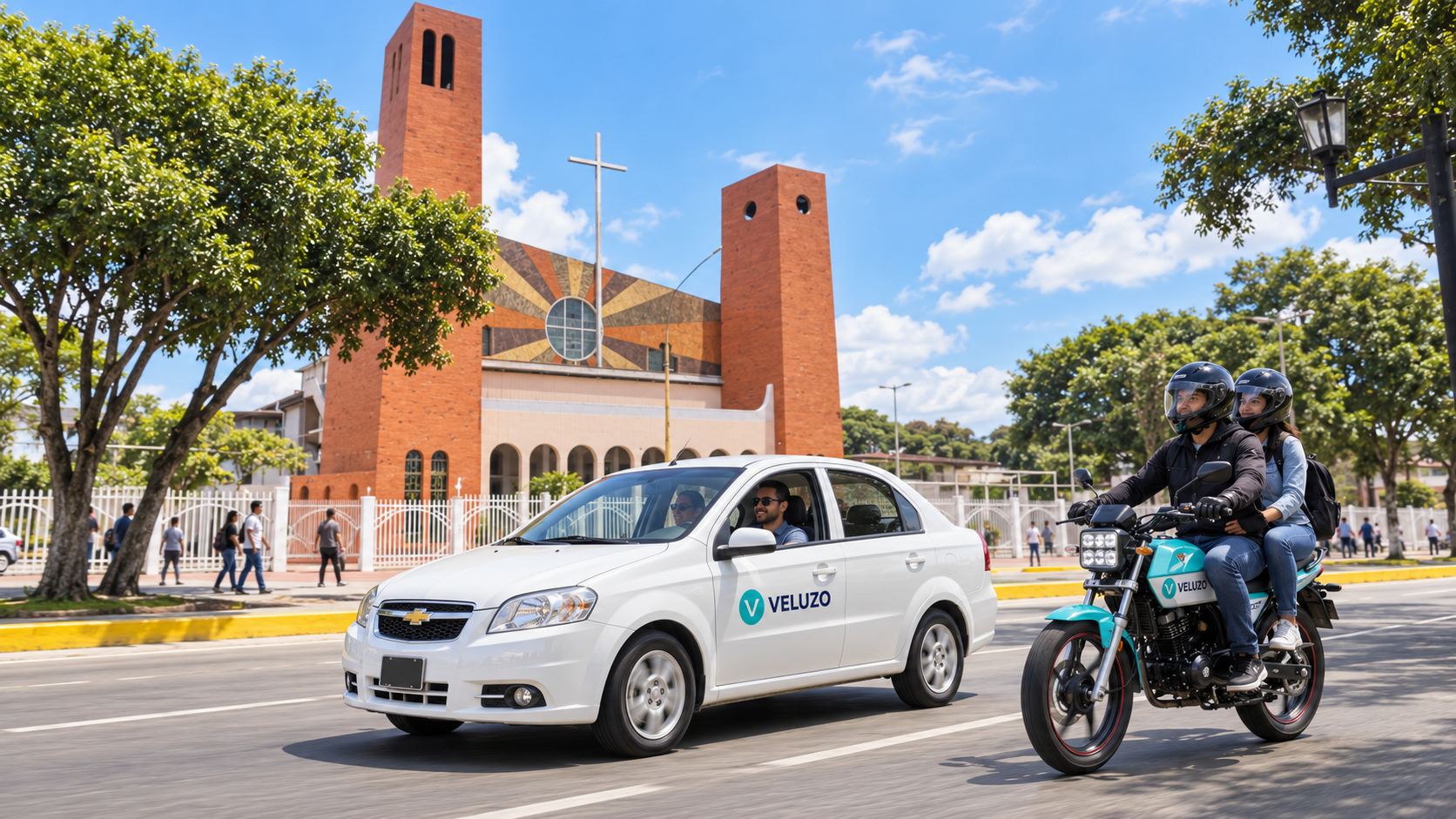 Auto blanco y mototaxi Veluzo transportando pasajeros frente a la Catedral Nuestra Señora del Perpetuo Socorro de El Vigía